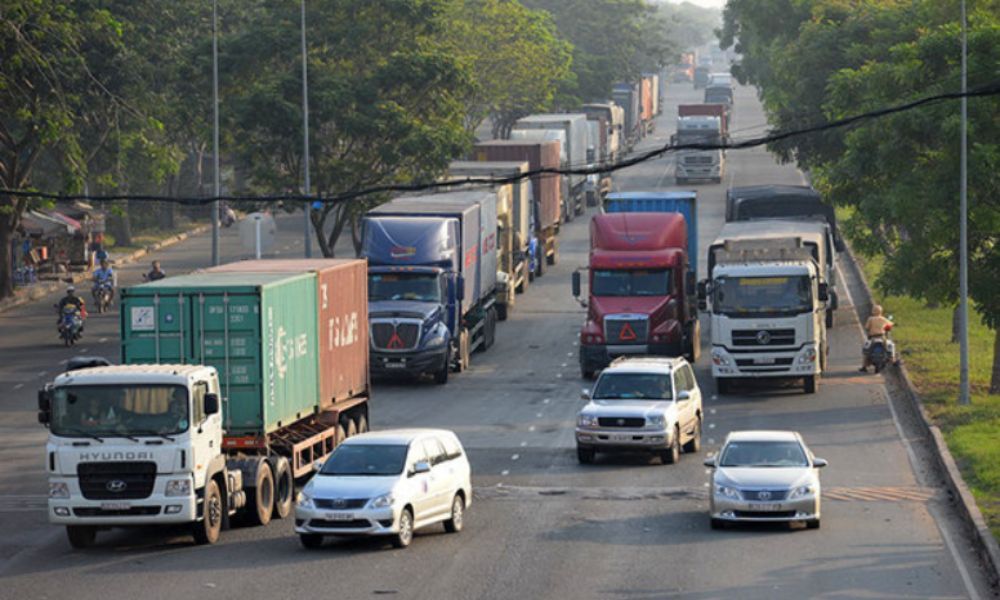 container_trucks_on_the_road_to_the_port_7f088cca6e.jpg