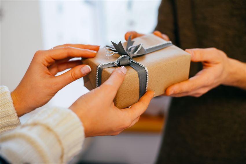 gift-giving-culture-in-vietnam.jpg