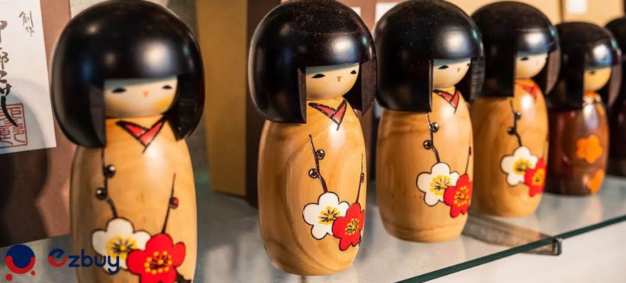 Traditional_Japanese_wooden_dolls_28ab3f804f.jpg